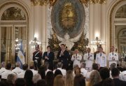 El Presidente encabezó la entrega de sables y diplomas a oficiales de las Fuerzas Armadas