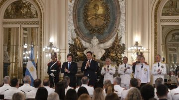 El Presidente encabezó la entrega de sables y diplomas a oficiales de las Fuerzas Armadas