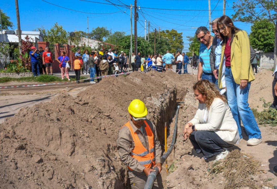La intendente Fuentes supervisó la obra de extensión de la red de agua potable del barrio Reconquista