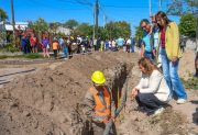 La intendente Fuentes supervisó la obra de extensión de la red de agua potable del barrio Reconquista