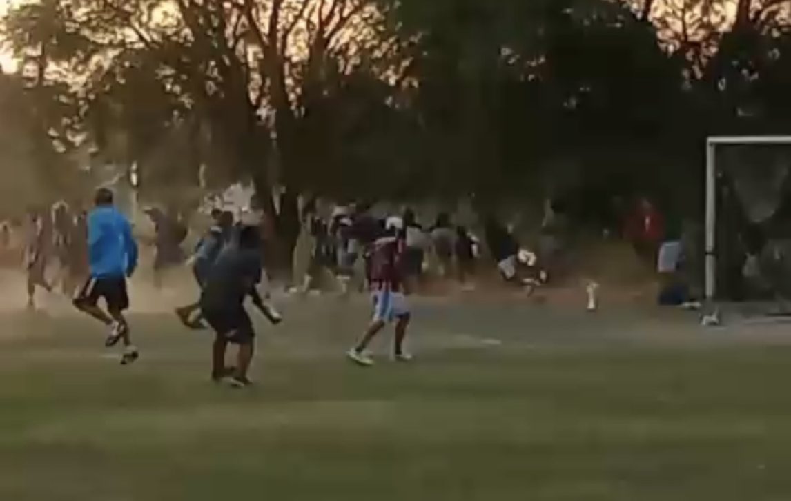 Difunden imágenes del violento enfrentamiento en una cancha de fútbol del barrio Finca de Ramos