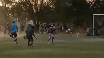 Difunden imágenes del violento enfrentamiento en una cancha de fútbol del barrio Finca de Ramos