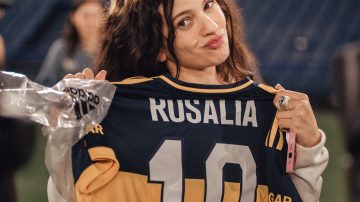 Rosalía sorprendió en La Bombonera: la artista española visitó el estadio junto a Momo y Trueno