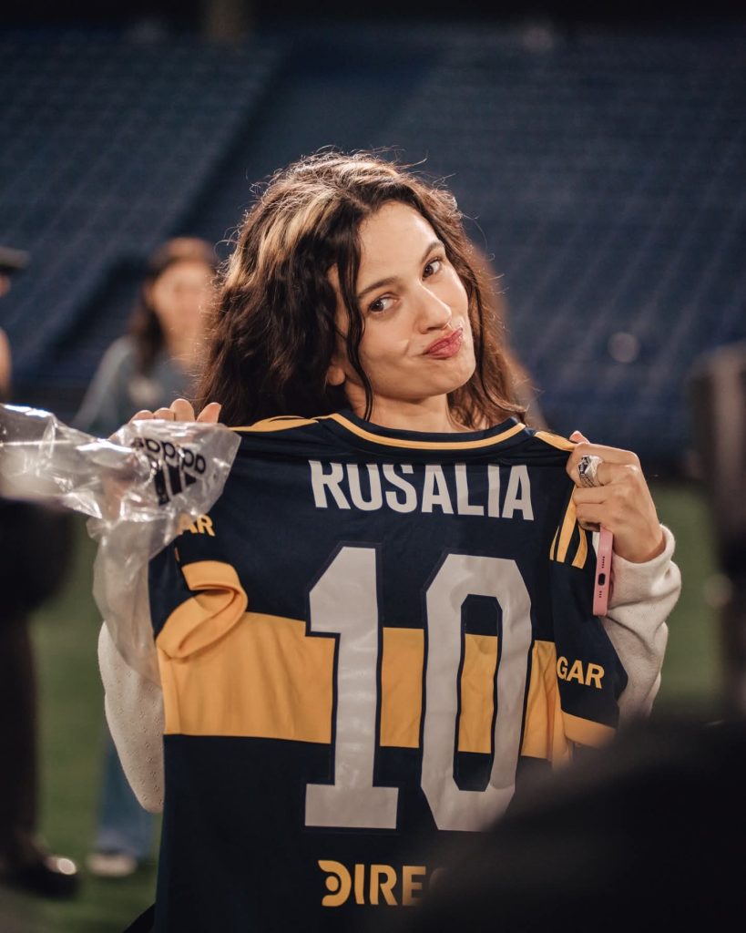 Rosalía sorprendió en La Bombonera: la artista española visitó el estadio junto a Momo y Trueno