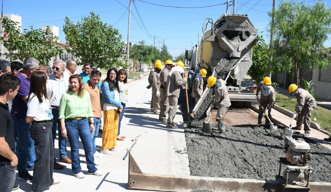 La intendente Fuentes supervisó la obra de pavimentación de 17 cuadras en el barrio Sixto Palavecino