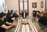 La intendente Norma Fuentes recibió a directivos del coro de señas “La fuerza del corazón”