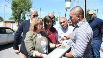 La intendente Norma Fuentes supervisó la obra de iluminación de las calles Islas Malvinas y Pablo VI