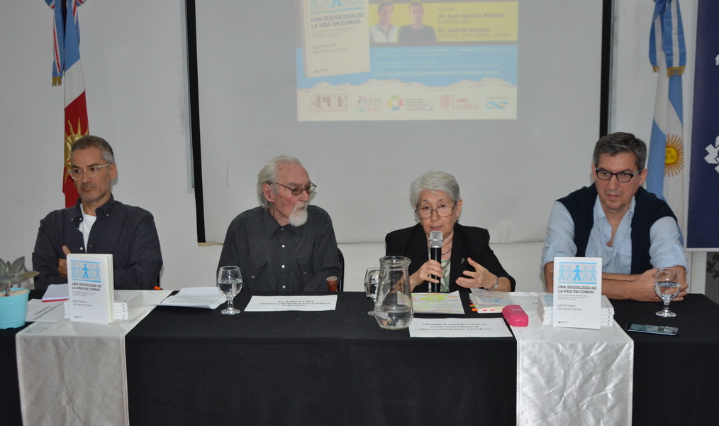 Presentaron en Humanidades un libro que reflexiona sobre los vínculos sociales