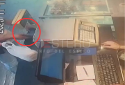VIDEO | Filman a una mujer que se llevó el celular que otra clienta se olvidó en el mostrador