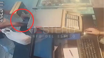 VIDEO | Filman a una mujer que se llevó el celular que otra clienta se olvidó en el mostrador