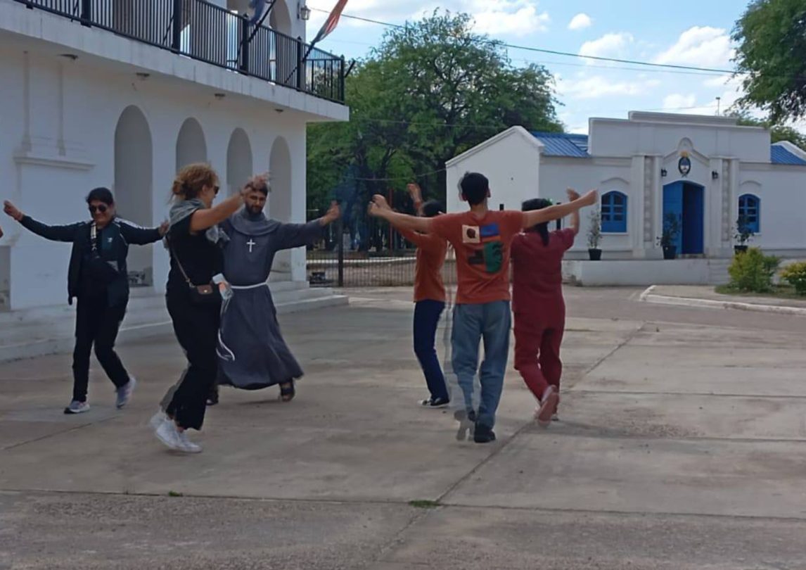 Visita fraterna en Añatuya: Hermanos de Cruz Blanca celebran 50 Años de servicio