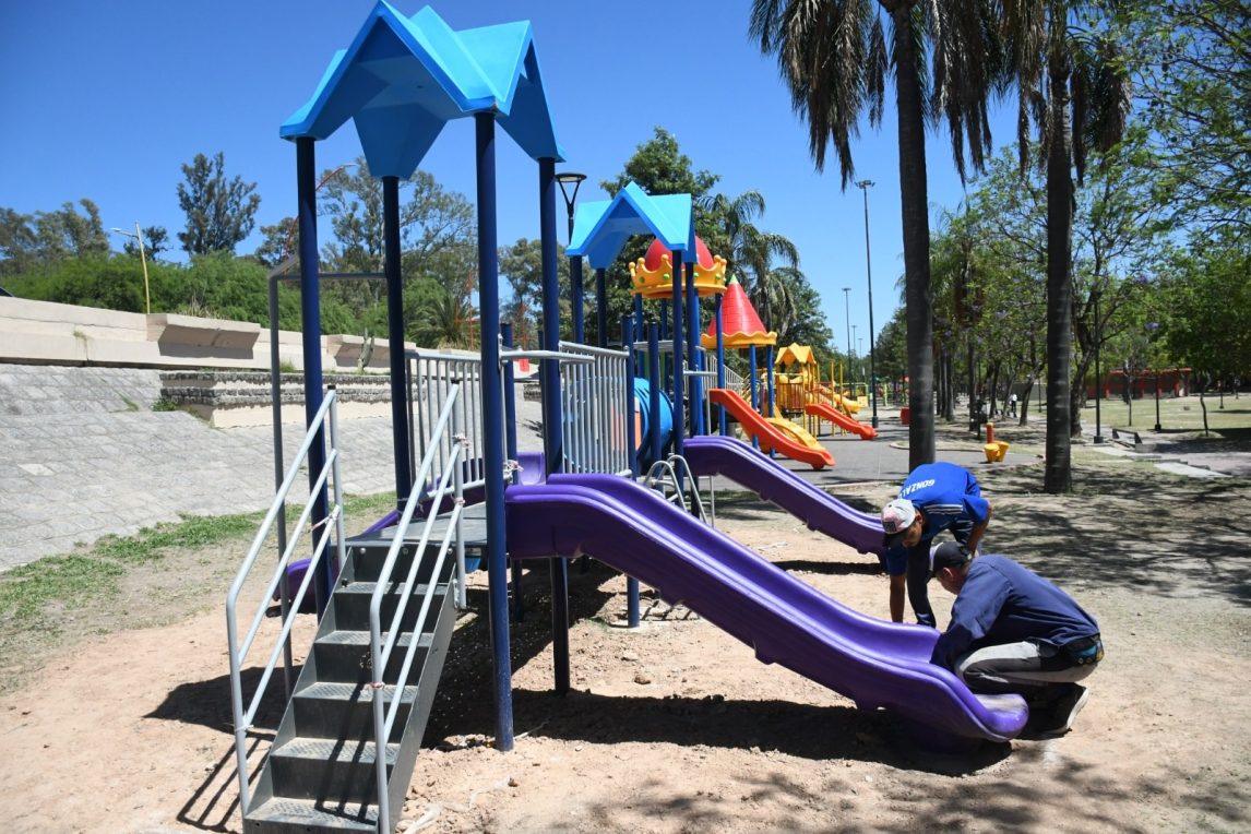 Continúan los trabajos de mantenimiento y reemplazo de juegos en el Parque de los Niños