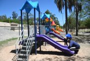 Continúan los trabajos de mantenimiento y reemplazo de juegos en el Parque de los Niños