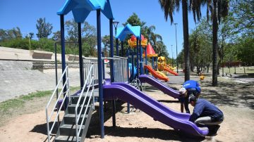 Continúan los trabajos de mantenimiento y reemplazo de juegos en el Parque de los Niños