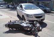 Un motociclista resultó lesionado tras chocar con un auto