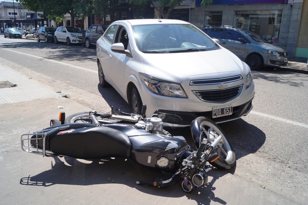 Un motociclista resultó lesionado tras chocar con un auto