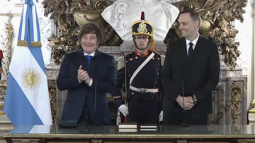 Javier Milei le tomó juramento a Manuel Adorni, quien asumió la Jefatura de Gabinete: “¡Con todo eh!”