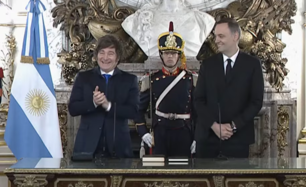 Javier Milei le tomó juramento a Manuel Adorni, quien asumió la Jefatura de Gabinete: “¡Con todo eh!”