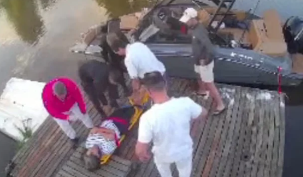 VIDEO | Una mujer fue baleada en un pulmón mientras paseaba en lancha