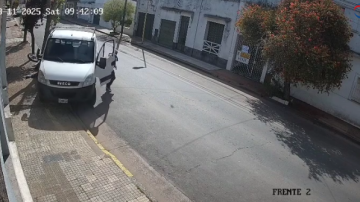 Impactantes imágenes | Murió un motociclista tras ser embestido por un camión y estrellarse contra un árbol