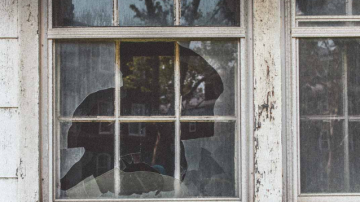 Un hombre denunció que su hija se cortó con un vidrio en la escuela y acusó a la maestra por “obligarla a levantar” los cristales de una ventana rota