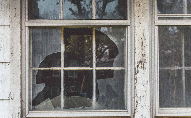 Un hombre denunció que su hija se cortó con un vidrio en la escuela y acusó a la maestra por “obligarla a levantar” los cristales de una ventana rota