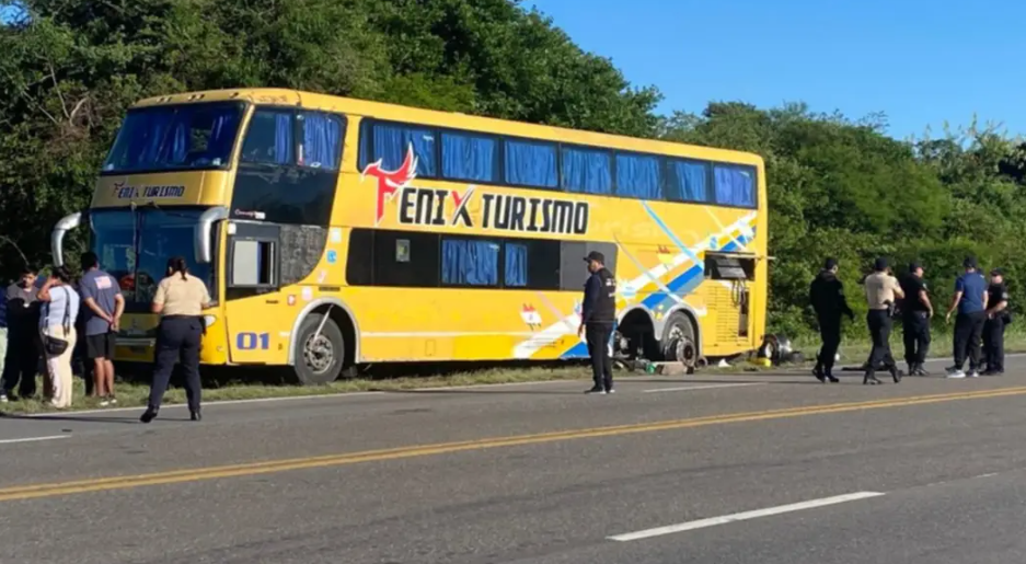 Un operario murió aplastado por un colectivo y luego chocaron la ambulancia que lo asistía