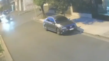 Imágenes fuertes: ladrones escapaban de un robo, chocaron a una pareja y la mujer murió