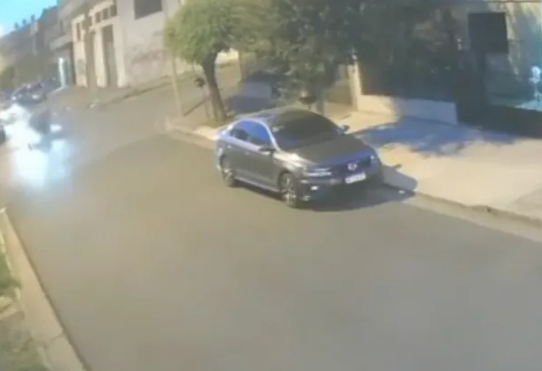 Imágenes fuertes: ladrones escapaban de un robo, chocaron a una pareja y la mujer murió