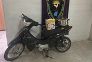 Circulaba en una moto robada y al ver a la policía la “escondió” en una acequia