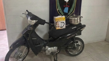 Circulaba en una moto robada y al ver a la policía la “escondió” en una acequia