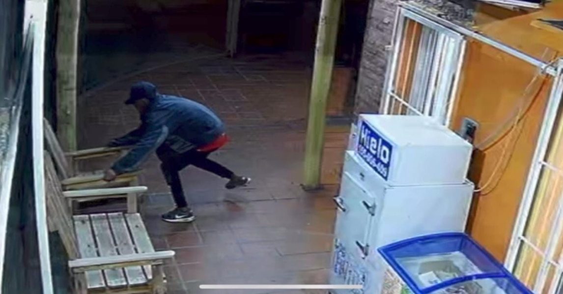 Audaz ladrón bandeño se armó “un living”: En dos días robó tres sillones de un maxikiosco