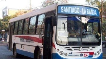 Un trabajador resultó herido, luego de que ladrillaran un colectivo de la línea 21