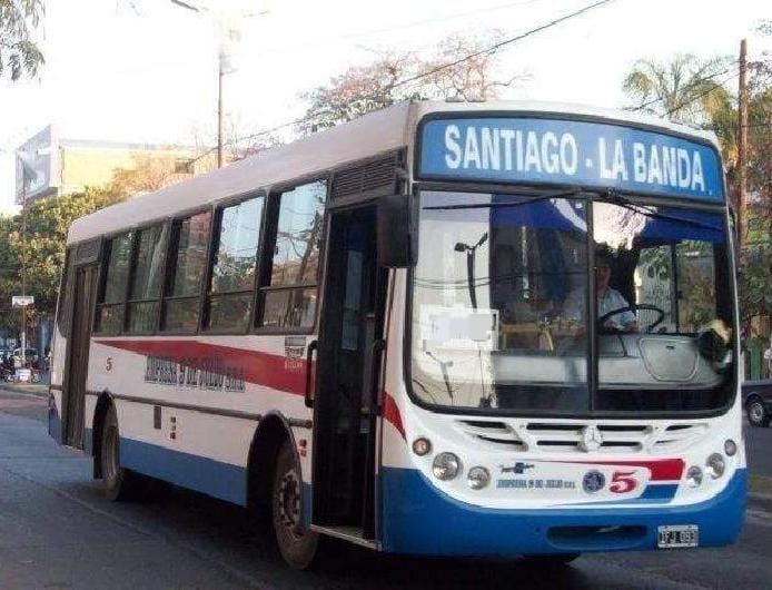 Un trabajador resultó herido, luego de que ladrillaran un colectivo de la línea 21