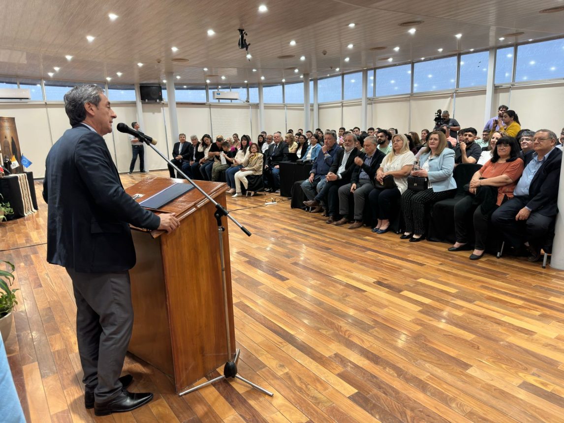 El documental “Una Santa viene marchando” llego a la Legislatura Provincial