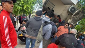 Tensión, gritos e insultos en la Terminal de La Banda por demoras en la firma de certificados para carnet de conducir