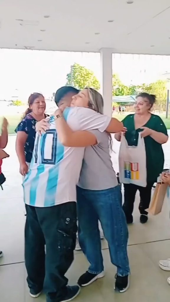 El batallón de amor número 16 tuvo un “bendecido” muy especial: el abrazo a quien siempre ayuda a los demás