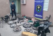 Allanaban una casa por amenazas y terminaron descubriendo motopartes robadas y más de 400 gramos de marihuana