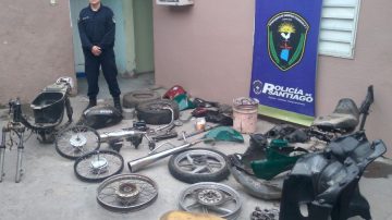 Allanaban una casa por amenazas y terminaron descubriendo motopartes robadas y más de 400 gramos de marihuana