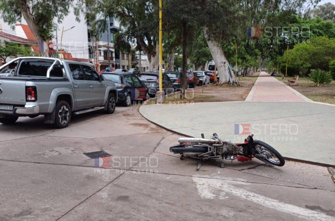 VIDEO | Una moto chocó de atrás a una camioneta y su conductor sufrió heridas