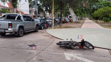 VIDEO | Una moto chocó de atrás a una camioneta y su conductor sufrió heridas
