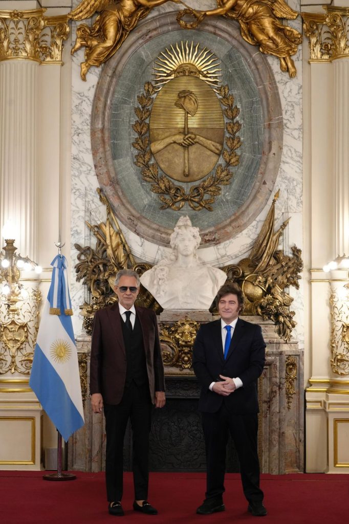 Milei entregó una alta distinción al tenor Andrea Bocelli en la Casa Rosada