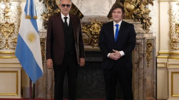 Milei entregó una alta distinción al tenor Andrea Bocelli en la Casa Rosada