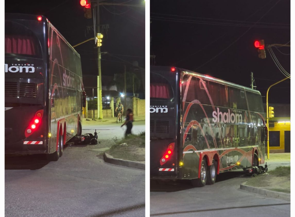 Terrible accidente en Avenida Solís: Un colectivo de larga distancia arrolló a una moto