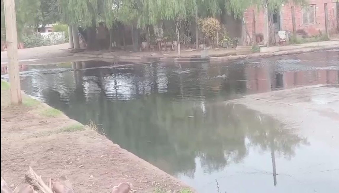 “Las cloacas explotan cuando llueve”: vecinos reclaman solución a un añejo problema