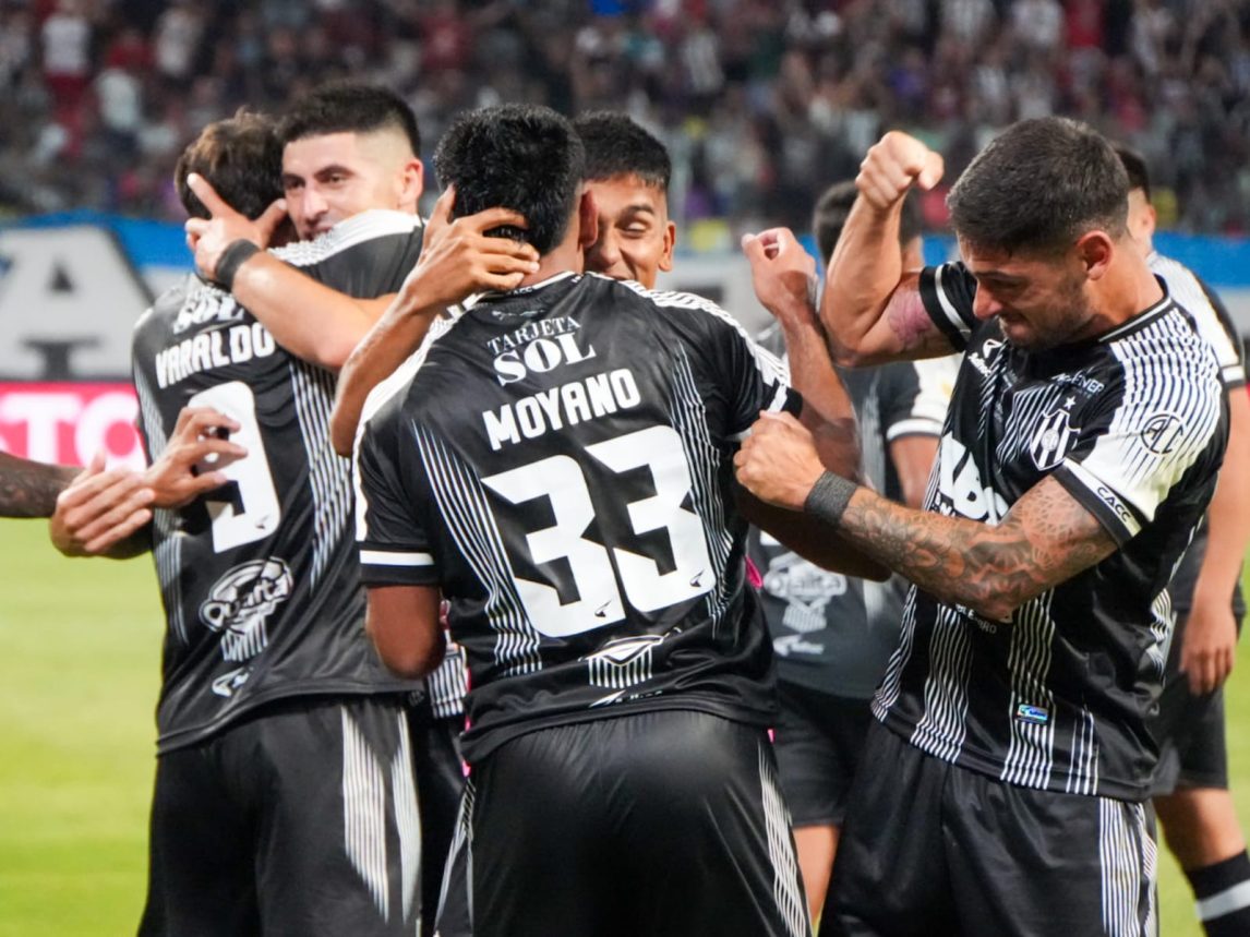 Central Córdoba se lo dio vuelta a San Lorenzo y se metió los cuartos de final del Clausura