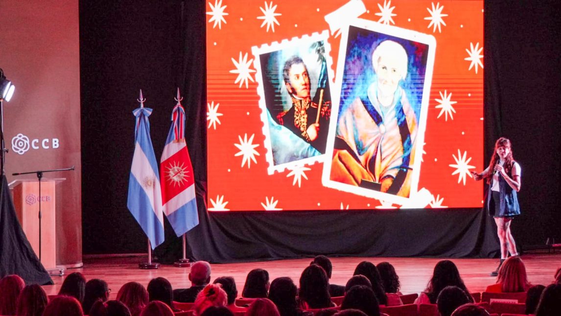 La historiadora Pupina Plomer disertó ante un auditorio lleno en el Centro Cultural del Bicentenario