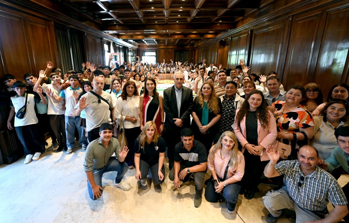 Estudiantes de Sumampa, Bandera Bajada y Monte Quemado visitaron Casa de Gobierno