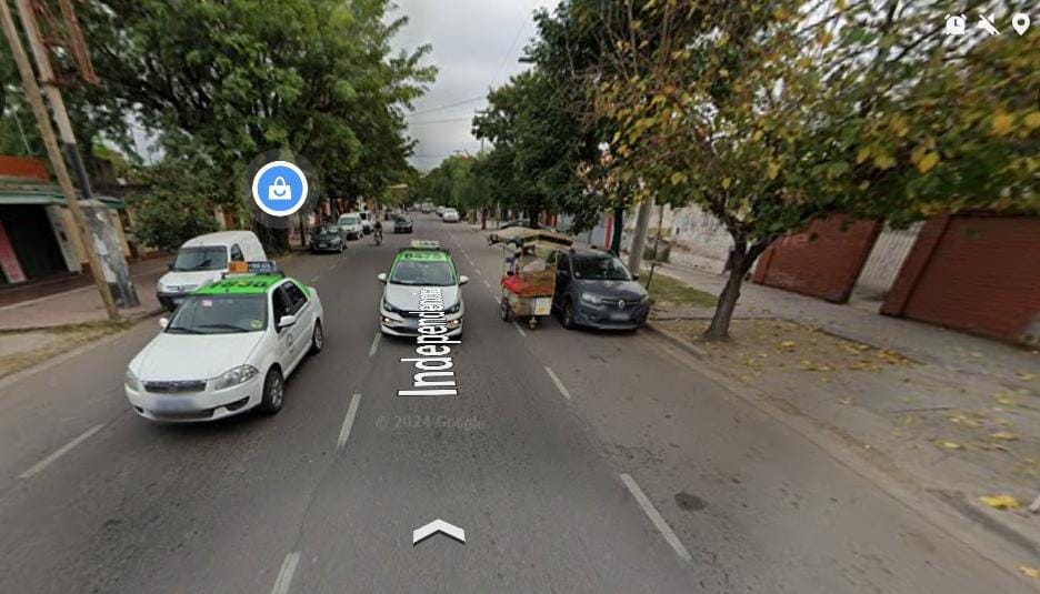 Una rama le cayó mientras circulaba en moto, perdió el control y derrapó