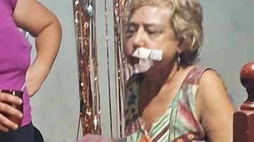 Le pidió un vaso de agua a una jubilada, la golpeó brutalmente y le robó